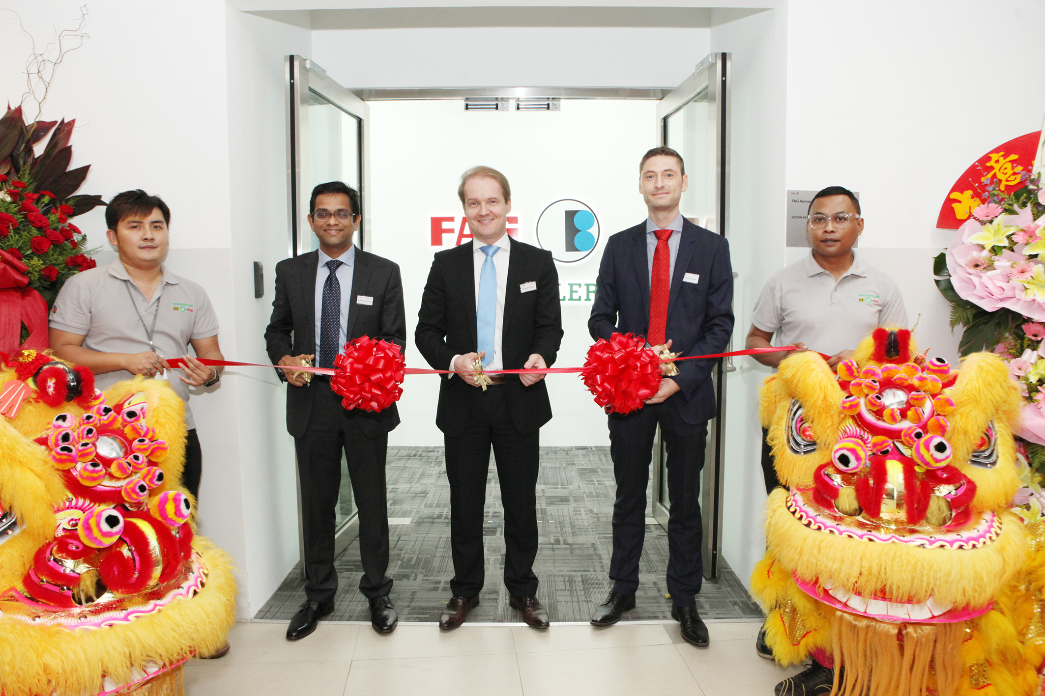 （從左至右）舍弗勒東南亞總裁拉瑪達(dá)斯&bull;切魯帕斯（Ramdas Cherupara），舍弗勒亞太區(qū)首席執(zhí)行官安德烈亞斯&bull;希克（Andreas Schick）以及FAG航空航天新加坡公司總經(jīng)理馬蒂亞斯&bull;比格納（Matthias Biegner）在FAG航空航天（新加坡）有限公司的開業(yè)儀式上正準(zhǔn)備剪彩。